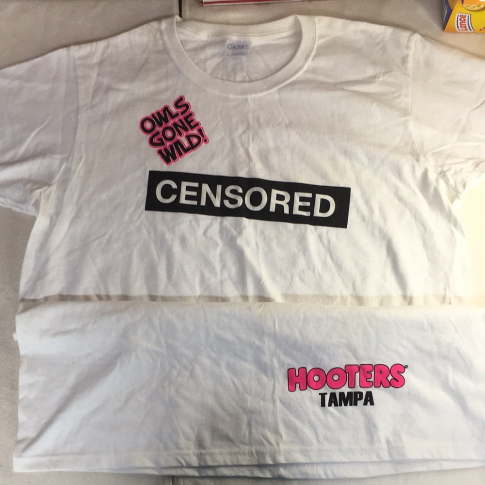 B63 Free with Bundle Only New Mens or Unisex Hooters T-shirt Tampa Size large